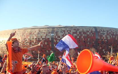 Los seguidores del equipo holandés fuera del Soccer City pocas horas antes del pitido inicial de la final del Mundial.