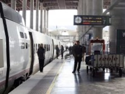 Embarque del AVE a Sevilla en la estaci&oacute;n madrile&ntilde;a de Atocha.