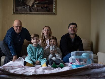 De izquierda a derecha, Oleksander, Andrii, Svitlana, Yura y Vasil Tokarchuk, vecinos de Kiev y huéspedes del hotel Déjà Vu, el 31 de marzo en Berdichev.