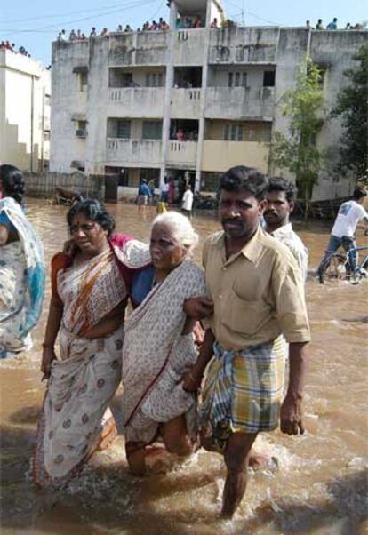 Una anciana es evacuada de la ciudad de Chennai, capital de la provincia india de Tamil Nadu.