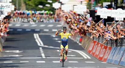 Mick Rogers antes de cruzar la meta en Savona.