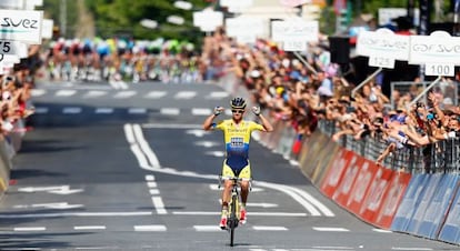 Mick Rogers antes de cruzar la meta en Savona. 