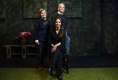 Sentada, María Pastor. De pie,Teresa Valentín Gamazo y Juan Pastor, en el Espacio de la Guindalera.