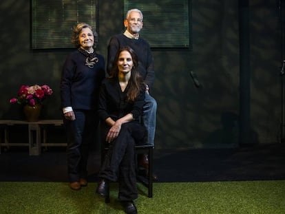 Sentada, María Pastor. De pie,Teresa Valentín Gamazo y Juan Pastor, en el Espacio de la Guindalera.