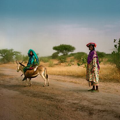 Desde el último pueblo de Niger, Ngigmi, hasta el primer paso fronterizo, que no pueblo, del Chad hay unos 70 kilómetros. Tierra de nadie diría el refrán. Mujeres como las de la foto caminan por esa tierra, diríamos, de ellas.  Algunas fronteras surgen como fortalezas. En cambio, otras, nadie las quiere, nadie las reivindica ni se pelea por ellas y por supuesto ni se plantea cerrar el paso a los seres humanos que por cierto, como acredita esta foto de las dos mujeres caminando en esa tierra de nadie, son anteriores a los estados nación.