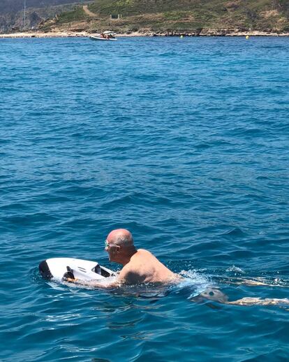 Foster con su propulsor acuático rocorriendo la bahía.