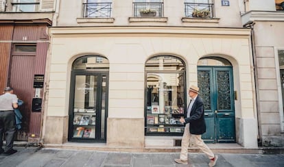 Fachada da Librairie, uma antiga livraria convertida em suíte no bairro parisiense de Marais.