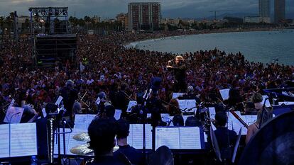 Un momento del concierto dirigido este viernes por Gustavo Dudamel en la playa de Sant Sebastià en Barcelona. QUIQUE GARCÍA (Efe)