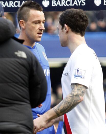 Wayne Bridge y John Terry, antes de comenzar el partido