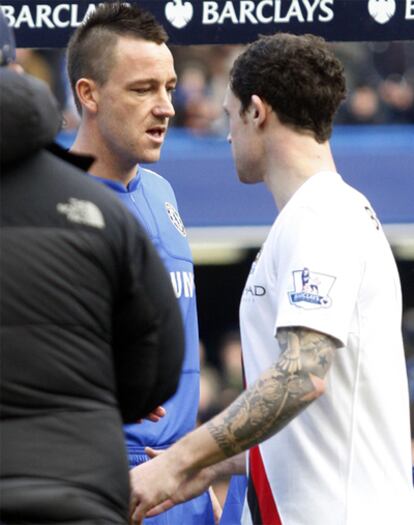 Wayne Bridge y John Terry,  antes de comenzar el partido