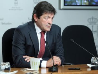 Javier Fernández, al inicio de la rueda de prensa que ofreció hoy para dar a conocer la composición de su nuevo gobierno.