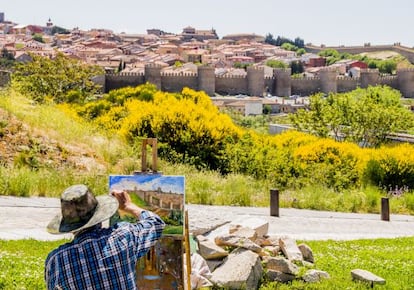 La muralla de Ávila desde el mirador de los Cuatro Postes.