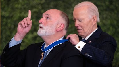 Joe Biden impone la Medalla de la Libertad a José Andrés, el 4 de enero en la Casa Blanca, en Washington.
