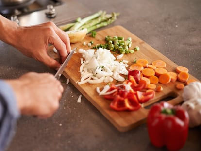 Utensilio cómodo y práctico para cortar todo tipo de alimentos. GETTY IMAGES.