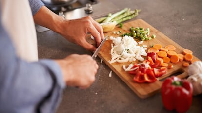 Utensilio cómodo y práctico para cortar todo tipo de alimentos. GETTY IMAGES.