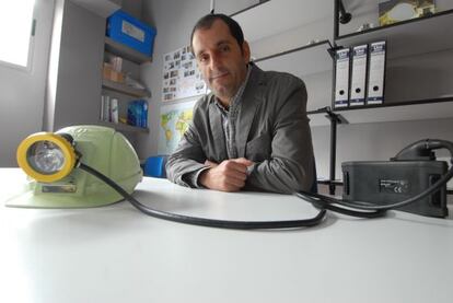 Darío García ideó el casco equipado con sensores que da seguridad al minero.