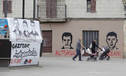 Pintades i cartells a Altsasu a favor dels empresonats per agredir els dos guàrdies civils.