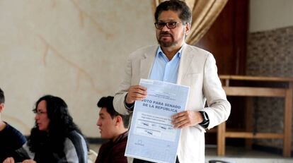 O candidato a senador Iván Márquez, da Força Alternativa Revolucionária do Comum (FARC), vota nas eleições legislativas deste domingo