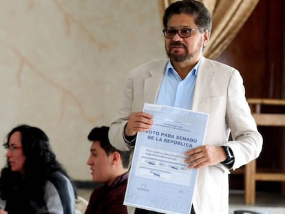 O candidato a senador Iván Márquez, da Força Alternativa Revolucionária do Comum (FARC), vota nas eleições legislativas deste domingo