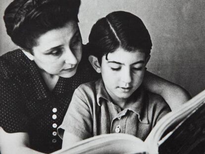 Luisa Carnés y su hijo Ramón Puyol a mediados de los años cuarenta.