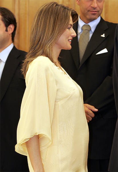 La princesa de Asturias, Doña Letizia, en una imagen en la que se aprecia su embarazo de 5 meses, durante una audiencia de los Reyes de España y los Príncipes de Asturias a los miembros del Comité Olímpico que defendió la candidatura de Madrid 2012 en Singapur.