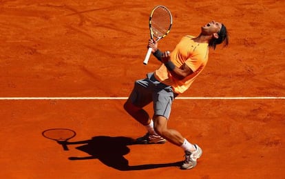 Rafael Nadal celebra su victoria sobre el serbio Novak Djokovic, el número uno mundial, en Montecarlo.