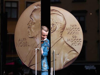 Um homem sai do Museu Alfred Nobel, em Estcolmo (Suécia).