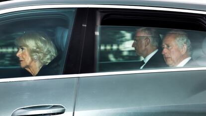 El rey Carlos III, en el asiento trasero, y la reina consorte, en la parte delantera del coche, a su salida del castillo de Balmoral, en Escocia, este viernes.