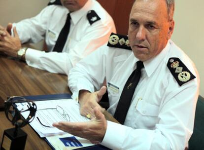 El comisario Wink, ayer, dando explicaciones sobre el incidente con la Guardia Civil.