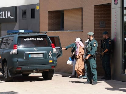 Agentes de la Guardia Civil trasladan a la mujer detenida este martes en Vitoria en una operación contra el yihadismo.