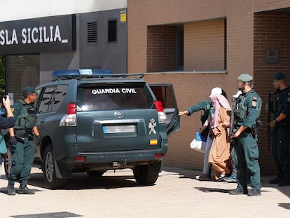 La Guardia Civil traslada a Verónica Antonieta R. tras su detención en su casa de Vitoria, el pasado 26 de septiembre.