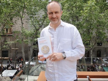 El humorista y actor barcelonés Eduard Biosca con su libro 'Optimismo global'.