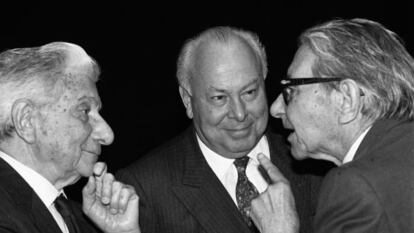 Jesús de Polanco, entre los escritores Augusto Roa Bastos (izquierda) y Gonzalo Torrente Ballester, en 1992.
