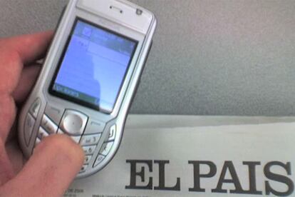 Para participar vía SMS los lectores deben escribir: elpais (espacio) código; por teléfono, los lectores han de introducir el código con el teclado, a petición del sistema, de modo similar a las compras en taquilla en la televisión digital. El sorteo se celebrará ante notario. EL PAÍS publicará cada día el resultado. Aparte de ello, el ganador recibirá una llamada telefónica informándole de que ha sido agraciado con el premio correspondiente.