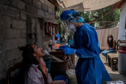 Un médico atiende a una paciente en Atlapulco, México.