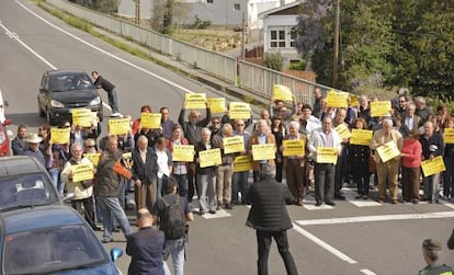 Vecinos de Punxín cortan la carretera para reclamar agua no contaminada a precios razonables.