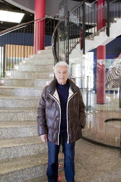 María Wonenburger, en la escalera de la Casa das Ciencias de A Coruña.