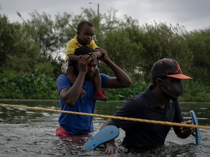 Migrantes haitianos cruzan el río Bravo desde Ciudad Acuña (México) hacia Del Río (Texas), este martes.