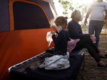 Una familia de migrantes que busca asilo en Estados Unidos, en un campamento de migrantes en la frontera de Matamoros.