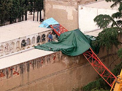 Una grúa causa destrozos en el cementerio de Badalona