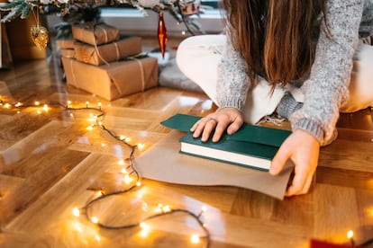 Envolver libro como regalo de Navidad