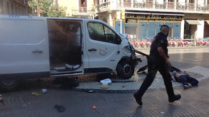 Atentado en La Rambla de Barcelona. La furgoneta, conducida por Younes Abouyaqoub, en el bulevar peatonal tras atropellar a decenas de personas tras recorrer 700 metros. Se para cuando el airbag le impide continuar.