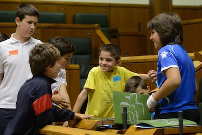 El programa 'Diputados por un dia' se enmarca dentro del programa educativo de Aldeas Infantiles en el que participan 8.600 alumnos de Educación Infantil y Primaria de 86 centros vascos.