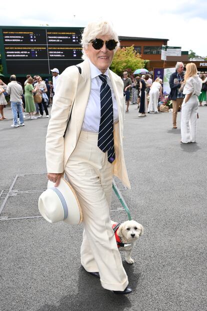 Glenn Close ha llevado a su perro a la final. Vestía un traje color hueso de Ralph Lauren con gorro a juego y corbata de rayas.