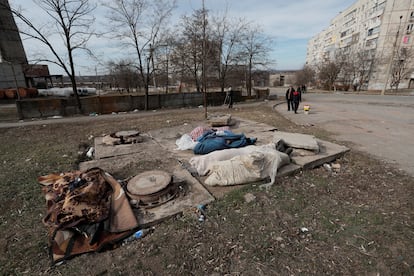 Cadáveres de víctimas de la guerra sin retirar en la ciudad sitiada de Mariupol.