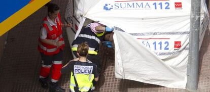 Agentes de policía entran en la tienda de campaña donde fue atendida la lotera de Móstoles el 6 de abril de 2011.
