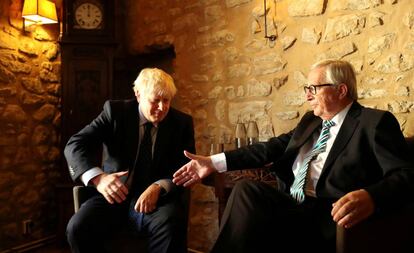 Jean-Claude Juncker y Boris Johnson, antes de iniciar su almuerzo, este lunes en un restaurante en Luxemburgo.