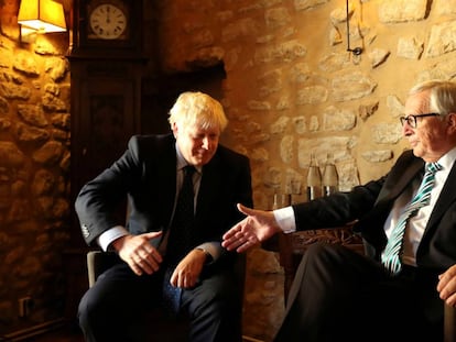 Jean-Claude Juncker y Boris Johnson, antes de iniciar su almuerzo, este lunes en un restaurante en Luxemburgo.