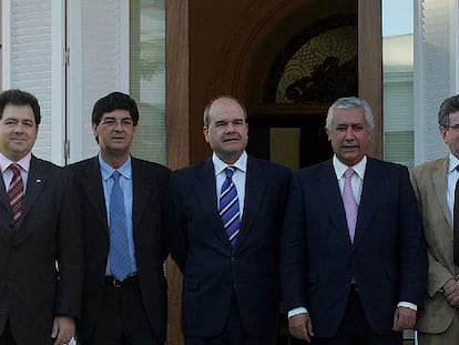 De izquierda a derecha, Julián Álvarez, Diego Valderas, Manuel Chaves, Javier Arenas y Luis Pizarro, antes de la reunión de ayer en Sevilla.