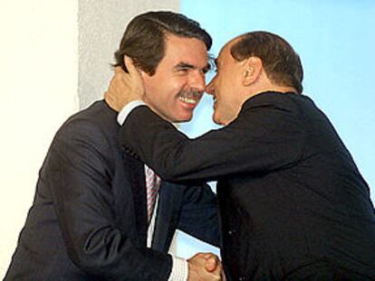 Berlusconi abraza afectuosamente a Aznar en la Cumbre de la FAO en Roma